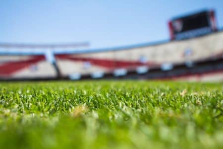 Le football français et ses ambitions écologiques : pourquoi nous sommes encore à 10 ans de l’objectif Green Grass Across Beige Red Open Sports Stadium during Daytime