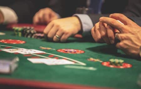 Comment les casinos en ligne peuvent-ils contribuer à la protection de l’environnement ? Person Playing Poker