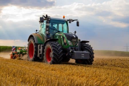 Personnalisation au volant : comment choisir le siège parfait ? Green Tractor Plowing The Fields on Focus Photography