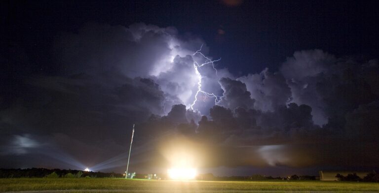 Découvrez comment vos photos peuvent aider la Nasa à percer les mystères des sprites au-dessus des orages