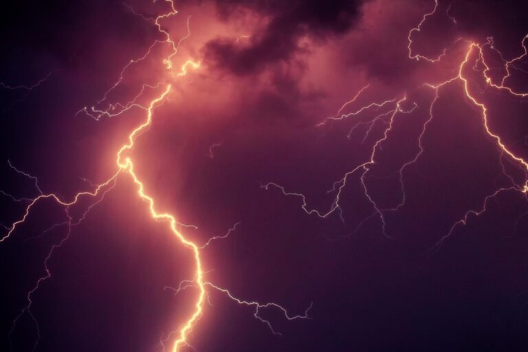 Ne restez pas dehors pendant un orage : découvrez les risques insoupçonnés pour votre sécurité