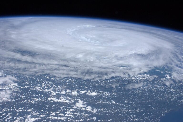 Un ouragan monstre approche des Caraïbes : préparez-vous à des vagues de 5 mètres et vents de 190 km/h