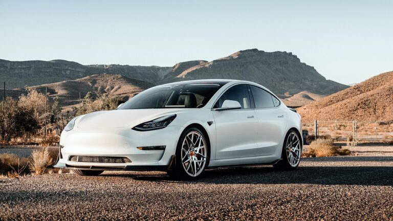 Votre voiture électrique risque-t-elle de surchauffer cet été : découvrez des astuces pour la protéger