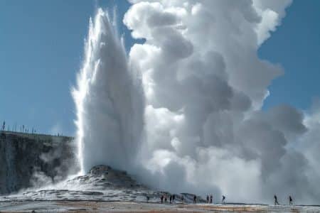 Yellowstone : l’explosion inattendue d’un geyser crée la panique parmi les visiteurs du parc Yellowstone : l'explosion inattendue d'un geyser crée la panique parmi les visiteurs du parc