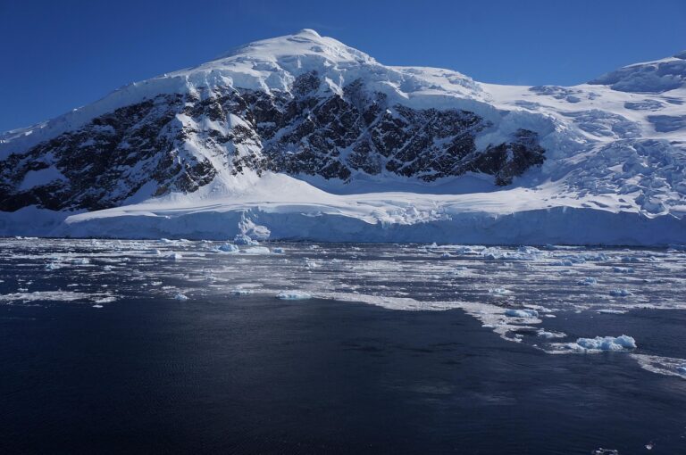 Un iceberg géant piégé dans l&rsquo;océan Antarctique : découvrez le mystérieux phénomène naturel