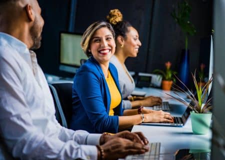 La digitalisation des RH : un levier pour améliorer le bien-être au travail Woman in Blue Suit Jacket