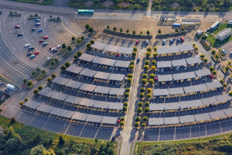 Ce décret solaire impose aux parkings de plus de 1 500 m² de se métamorphoser en centrales énergétiques, amendes XXL à la clé