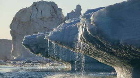 Ce glacier géant au Groenland fond à vue d’œil : 2 340 km³ de glace disparus, une perte capturée en vidéo saisissante Ce glaçon géant fond en 30 secondes : regardez le Groenland perdre 563 miles cubes de glace en vidéo fascinante
