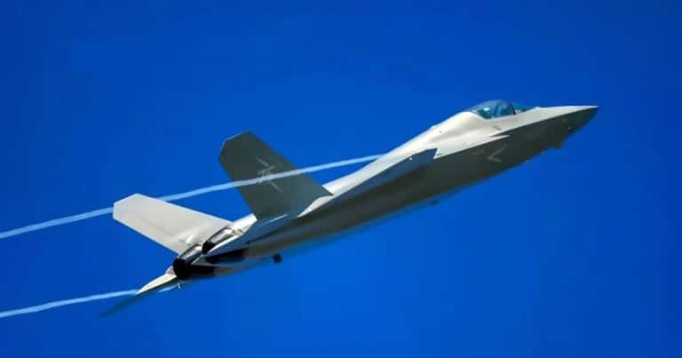 Ce mystérieux chasseur J-36 chinois défie les radars avec une silhouette delta sans queue et trois moteurs révolutionnaires