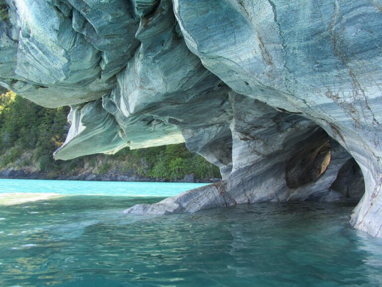 Ces cavernes turquoise au Chili, sculptées par la nature depuis 15 000 ans, révèlent des murs de &lsquo;glace minérale&rsquo; fascinants