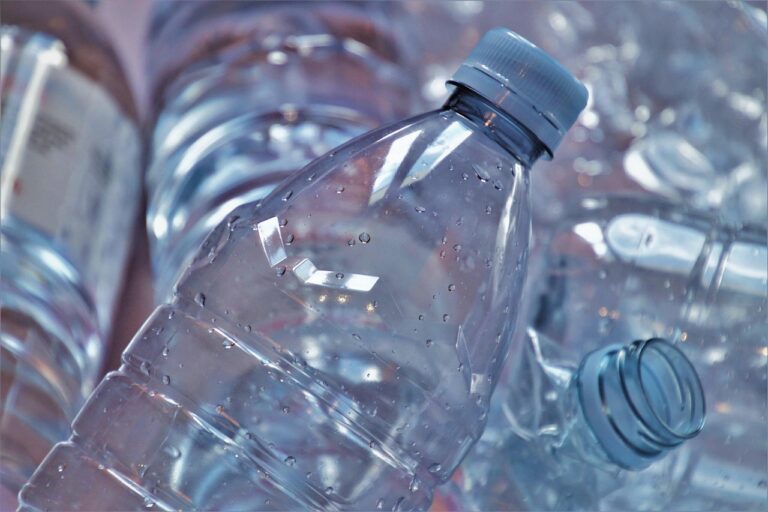 Cette astuce chinoise révolutionne l&rsquo;élimination des microplastiques : faites bouillir votre eau et respirez mieux