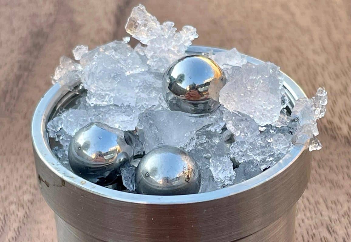 Cette glace révolutionnaire pourrait bouleverser notre compréhension de l&rsquo;eau et provoquer des séismes glacés sur les lunes de Jupiter
