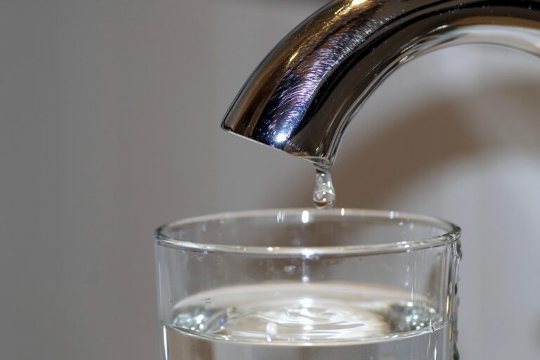 Cette molécule « fantôme » découverte dans l&rsquo;eau potable défie 30 ans de science et dépasse les normes autorisées