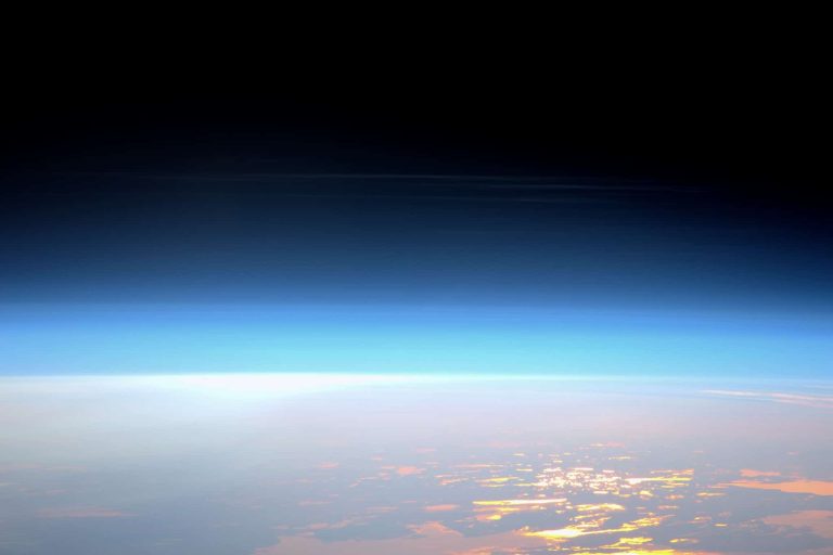 Tempête cosmique à 90 km d&rsquo;altitude : la station spatiale révèle des vagues mystérieuses qui menacent nos satellites