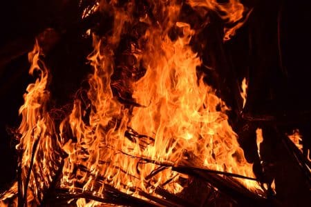 Ce danger méconnu : quand la pluie transforme les cicatrices de feu en torrents mortels aussi rapides qu&rsquo;un train