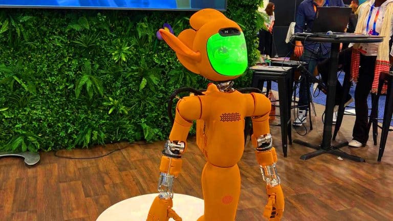 Avec son design futuriste, le robot Mirokai révolutionne les hôpitaux en aidant les patients et en jouant les concierges