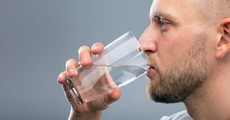 Boire plus d’eau améliore-t-il vraiment la santé ? Cette nouvelle étude révèle des résultats surprenants sur l’hydratation et le bien-être