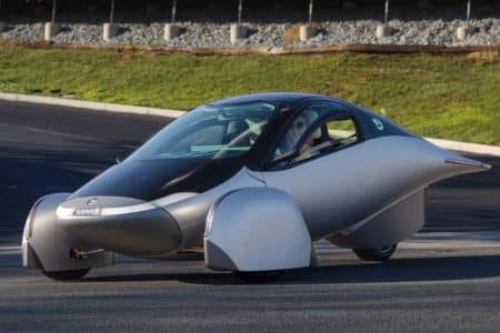 Cette voiture solaire révolutionnaire promet 10 000 km par an sans prise électrique et 50 000 précommandes déjà enregistrées