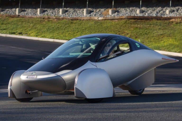 Cette voiture solaire révolutionnaire promet 10 000 km par an sans prise électrique et 50 000 précommandes déjà enregistrées