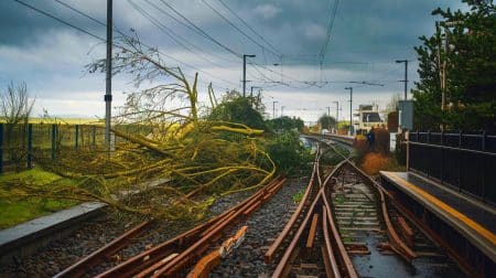"Coupures de courant et chaos total dans les transports" : la tempête Eowyn s’abat avec une force dévastatrice