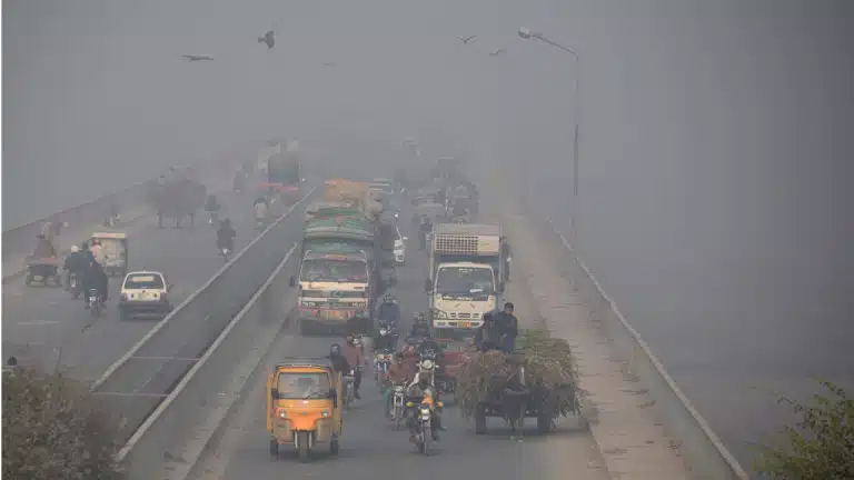 Au Pakistan, cette ville ferme ses écoles face à une pollution extrême causée par une crise climatique sans précédent