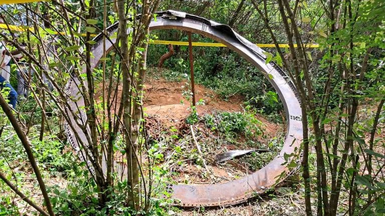 Cet anneau métallique de 500 kg tombe du ciel au Kenya : l’agence spatiale révèle une origine qui intrigue le monde entier
