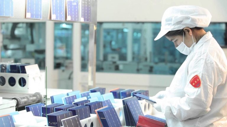 La Chine domine le monde : JinkoSolar établit ce nouveau record d’efficacité avec sa cellule solaire tandem en pérovskite