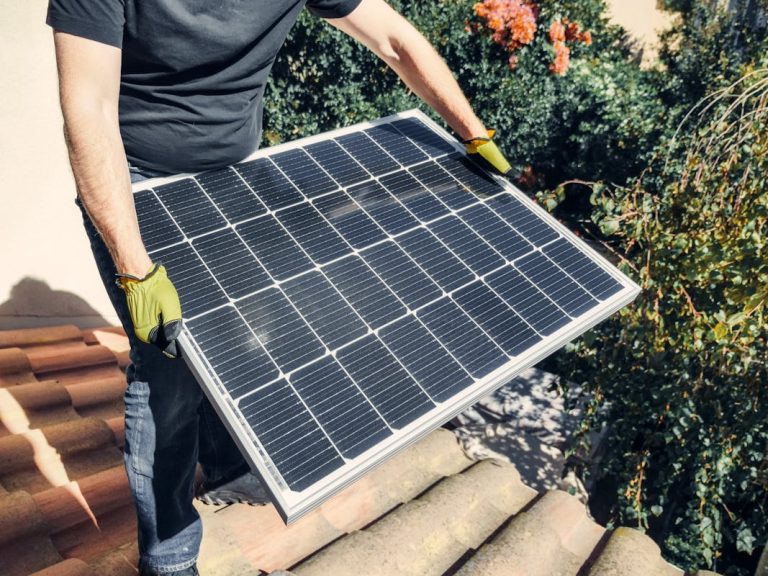 Choisir ses panneaux solaires : les critères essentiels pour équiper votre maison en 2025