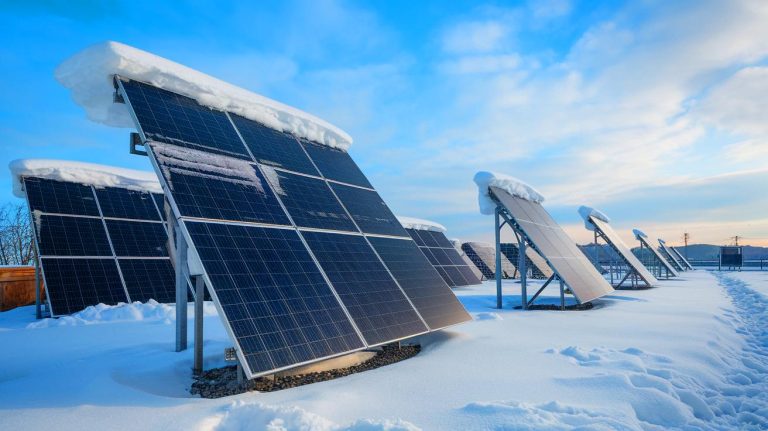 Capables de survivre sous 2,5 mètres de neige, ces panneaux solaires japonais veulent dompter les climats les plus extrêmes