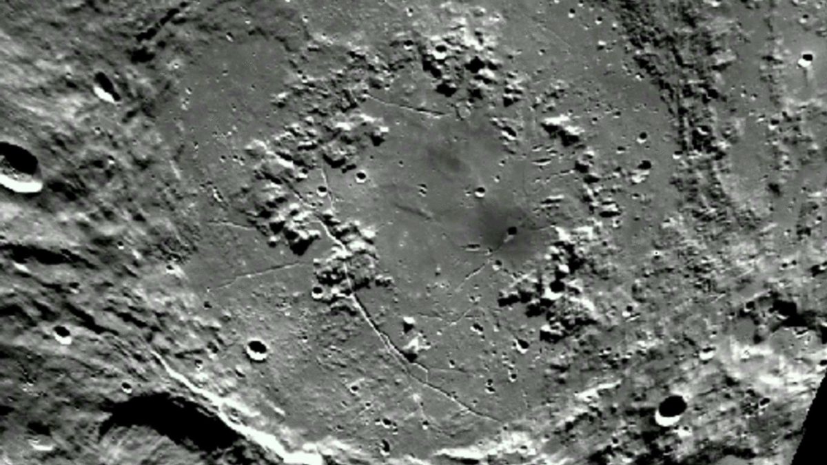À 56 000 km/h, ces roches spatiales ont creusé des canyons lunaires de 3,5 km de profondeur en seulement 10 minutes Ces rochers lunaires à 56 000 km/h sculptent en 10 min des canyons plus profonds que le Grand Canyon terrestre