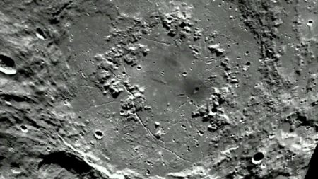 Ces rochers lunaires à 56 000 km/h sculptent en 10 min des canyons plus profonds que le Grand Canyon terrestre