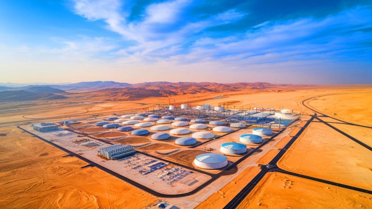 Aussi puissant que 15 réacteurs nucléaires : l’Arabie saoudite inaugure le plus grand parc de stockage d’énergie au monde