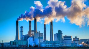 Cette usine cambodgienne brûle autant de plastique que 3 avions par jour : le ciment devient une bombe à retardement écologique