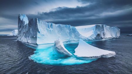 Le plus grand iceberg du monde se fracture : un bloc grand comme Paris s’est détaché, annonçant peut-être sa désintégration totale L'iceberg A23a perd un morceau aussi grand que Paris : le début de la fin pour ce titan des glaces ?