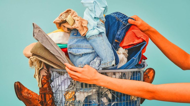 Vos vêtements usés deviennent du papier ultra-solide : cette invention autrichienne crée un matériau 30 % plus résistant et lance une révolution verte