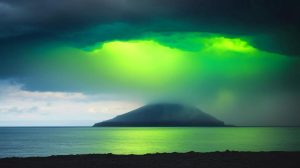 Ce volcan des Kouriles, aussi puissant que 1000 éruptions, a teinté le soleil de vert en 1831, révélant son secret enfoui