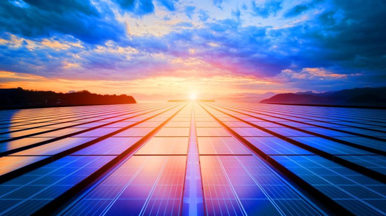 400 fois plus puissante qu’un panneau solaire et 50 fois plus fine qu’un cheveu, cette cellule révolutionne l’énergie mondiale