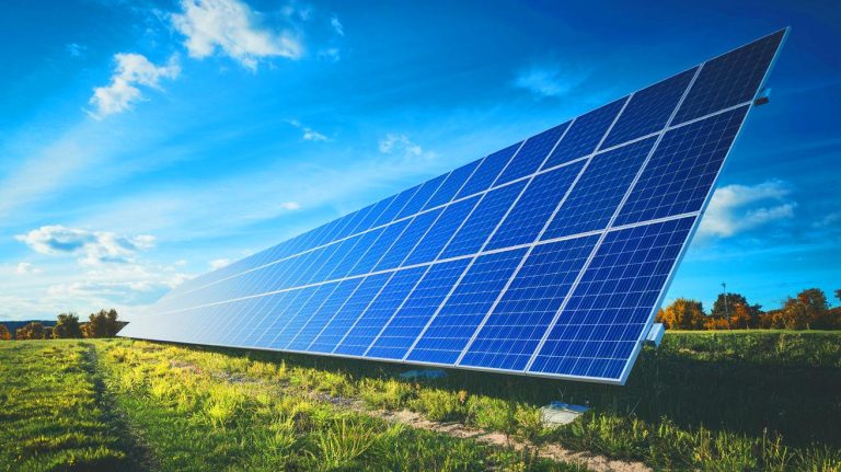 Une révolution solaire en marche : cette cellule « sandwich » ultra-efficace fusionne deux technologies pour transformer l’énergie du futur