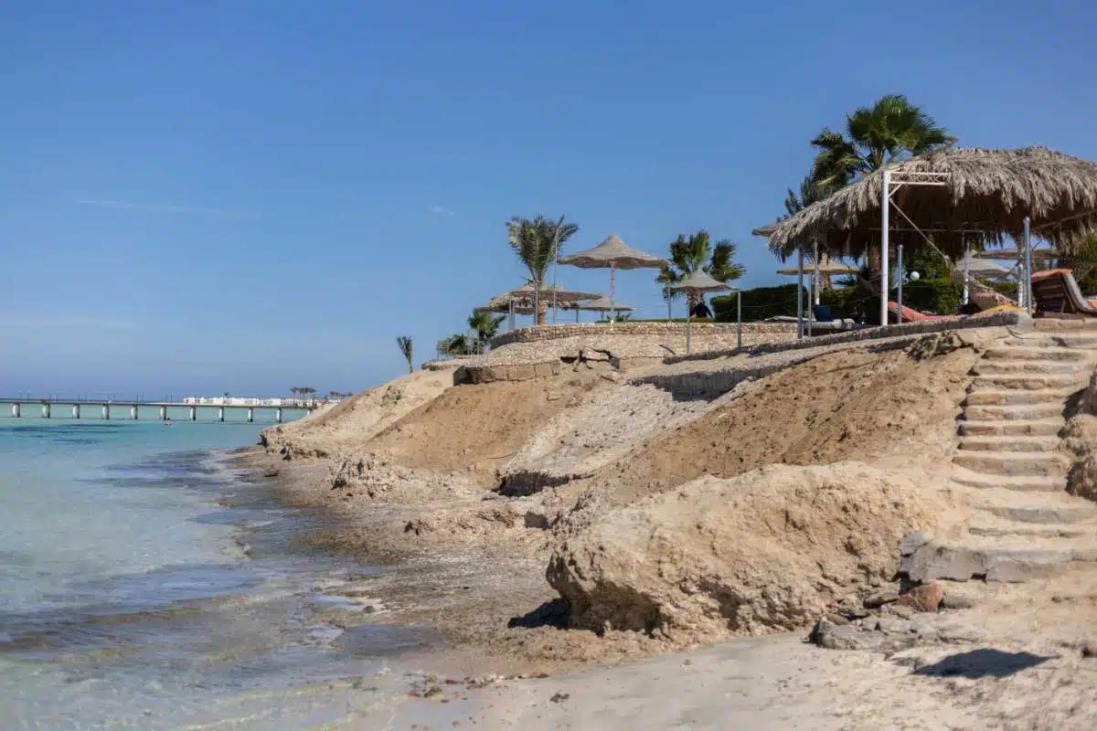 Une ville côtière en danger à cause de l'érosion et de l'élévation du niveau de la mer.