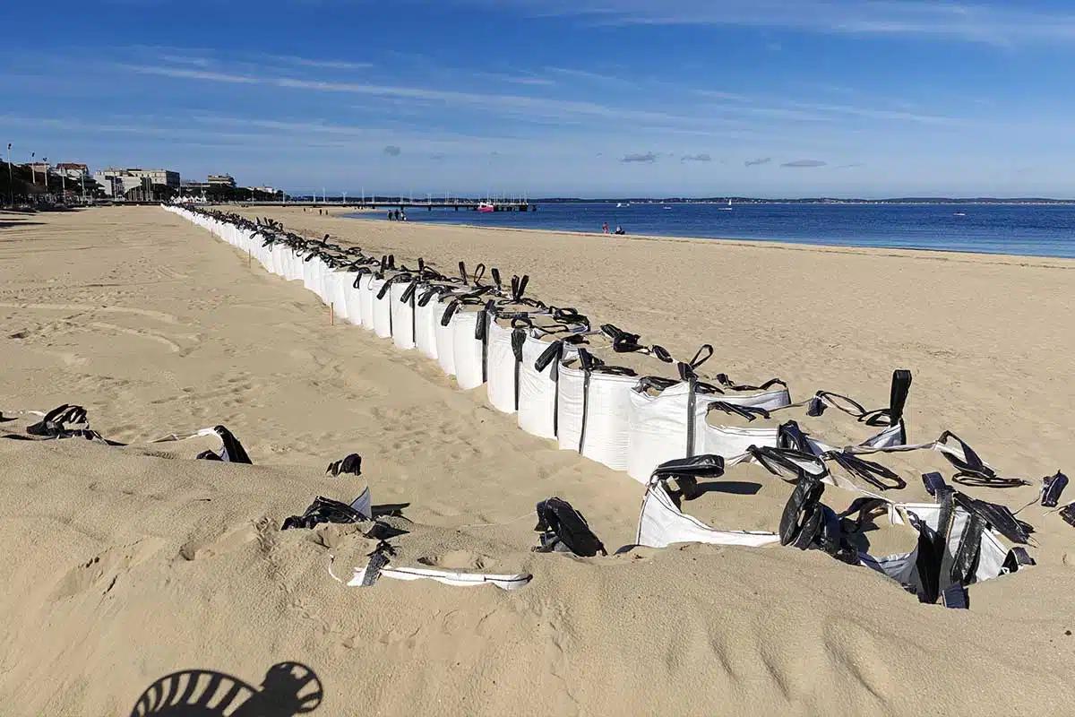 Des barrières de sable pour contenir la montée des eaux.