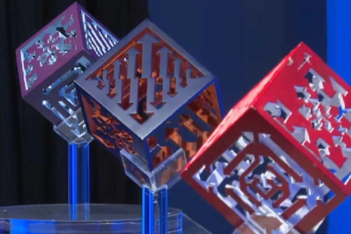 Les cubes immergés dans l'océan arborent des couleurs violettes et bleu aigue-marine, ainsi que bleu océan et orange, symbolisant les nuances changeantes de la terre, les mystères insondables des profondeurs marines et l'immensité infinie de l'univers. Le cube rouge et blanc (R) évoque les drapeaux de Singapour et du Japon, soulignant la coopération entre ces deux pays.