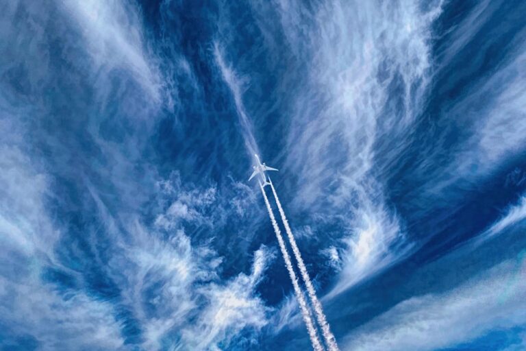 « Un fléau invisible à l&rsquo;œil nu » : ces traînées blanches aggravent massivement le réchauffement climatique mondial