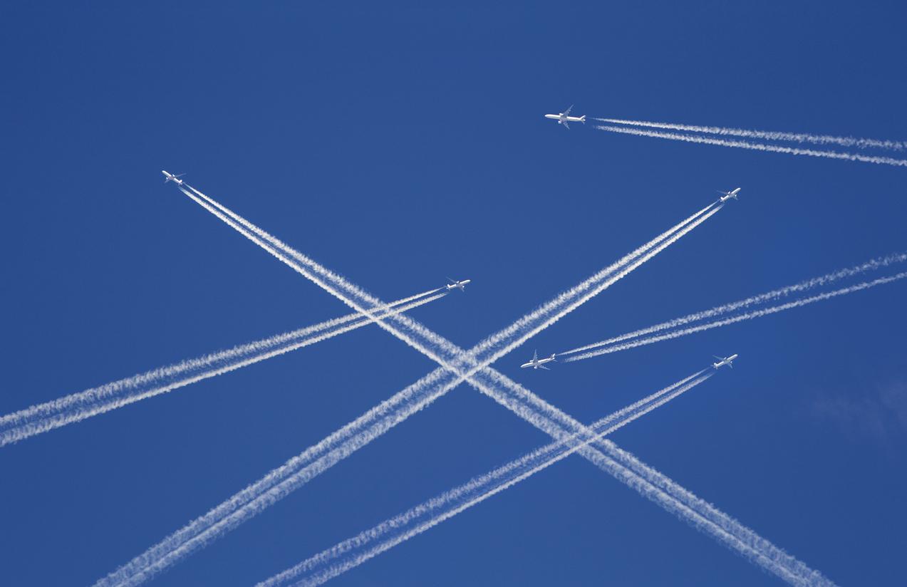 Vapeurs laissées par un avion dans le ciel