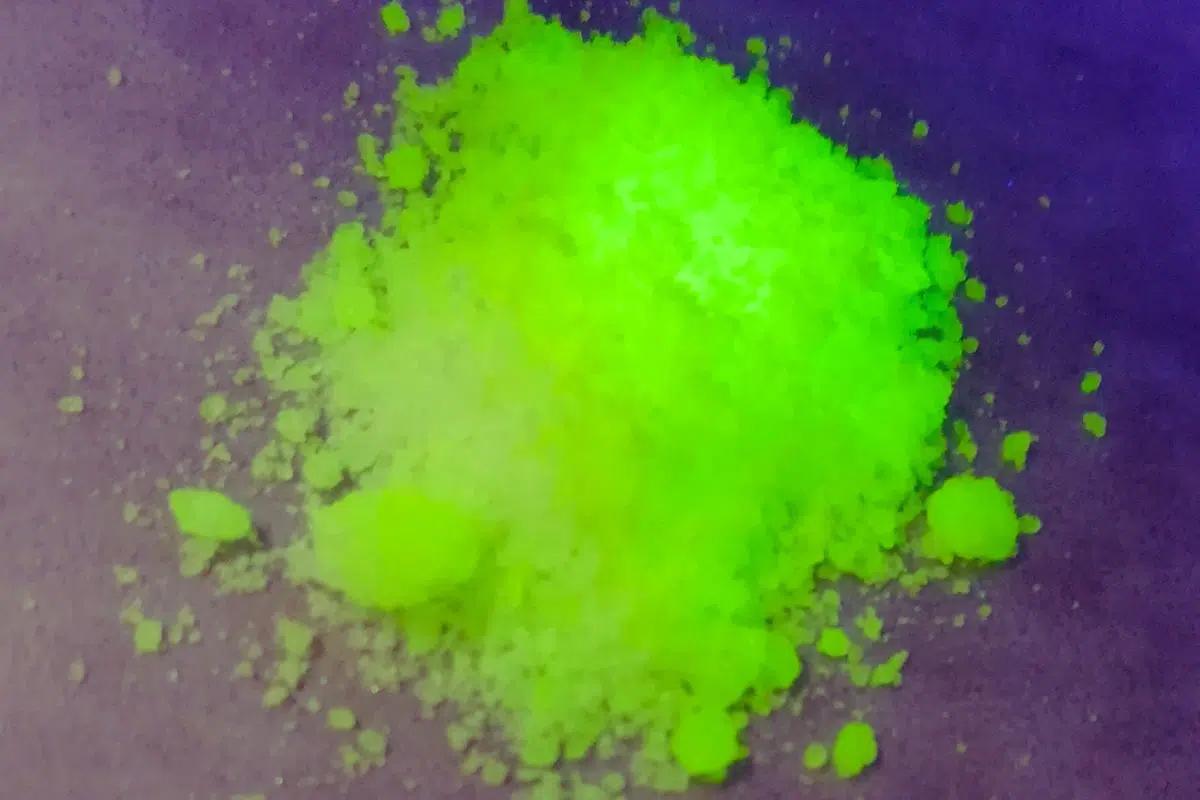 Le terbium est surtout employé dans les phosphores verts pour les lampes fluorescentes et les écrans, ainsi que dans les aimants permanents, les appareils magnéto-optiques, et comme additif dans divers composants électroniques et optiques.
