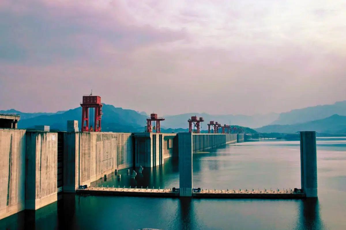 Le chantier du barrage des Trois Gorges, qui a eu lieu entre 1994 et 2012, a demandé un investissement monumental dépassant les 20 milliards de dollars.