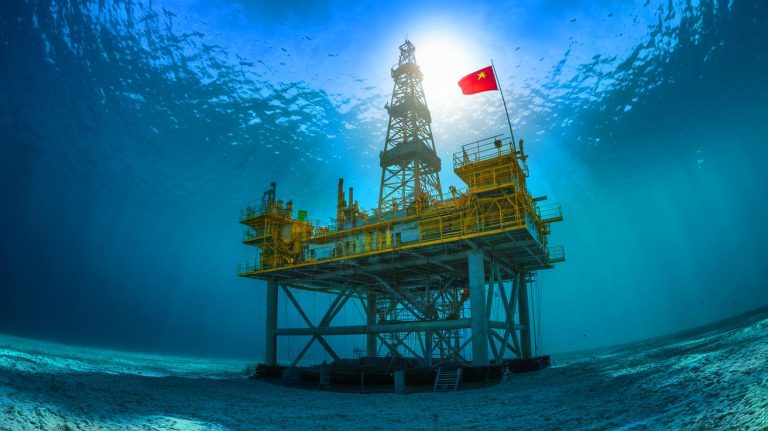 « Pékin plonge pour extraire l’or noir » : une découverte pétrolière sous-marine massive relance la course à l’énergie au détriment de l’écosystème mondial