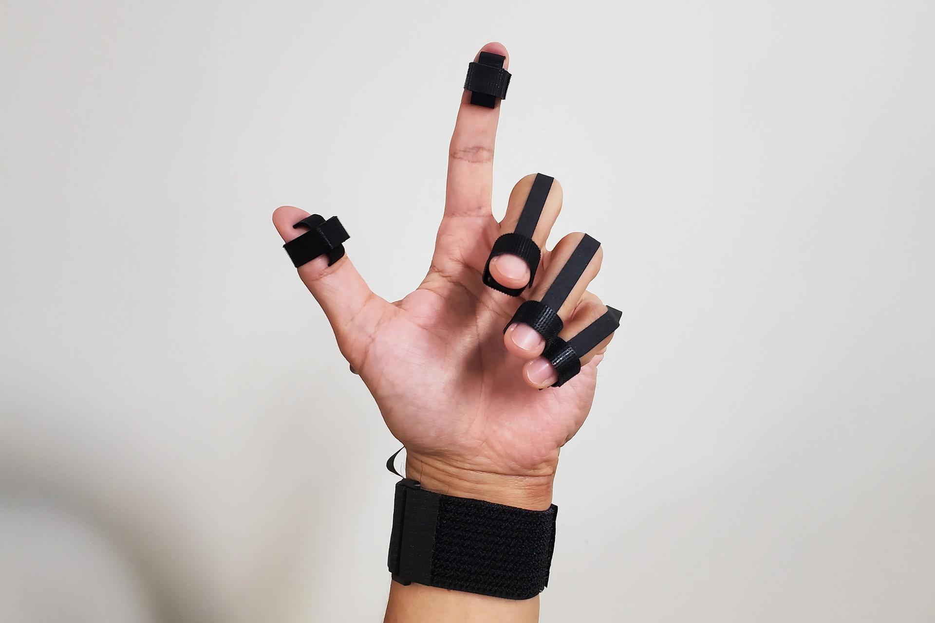 Ce dispositif portable se fixe soit sur le dos de votre main, soit sur vos doigts, et offre une variété étendue de sensations.