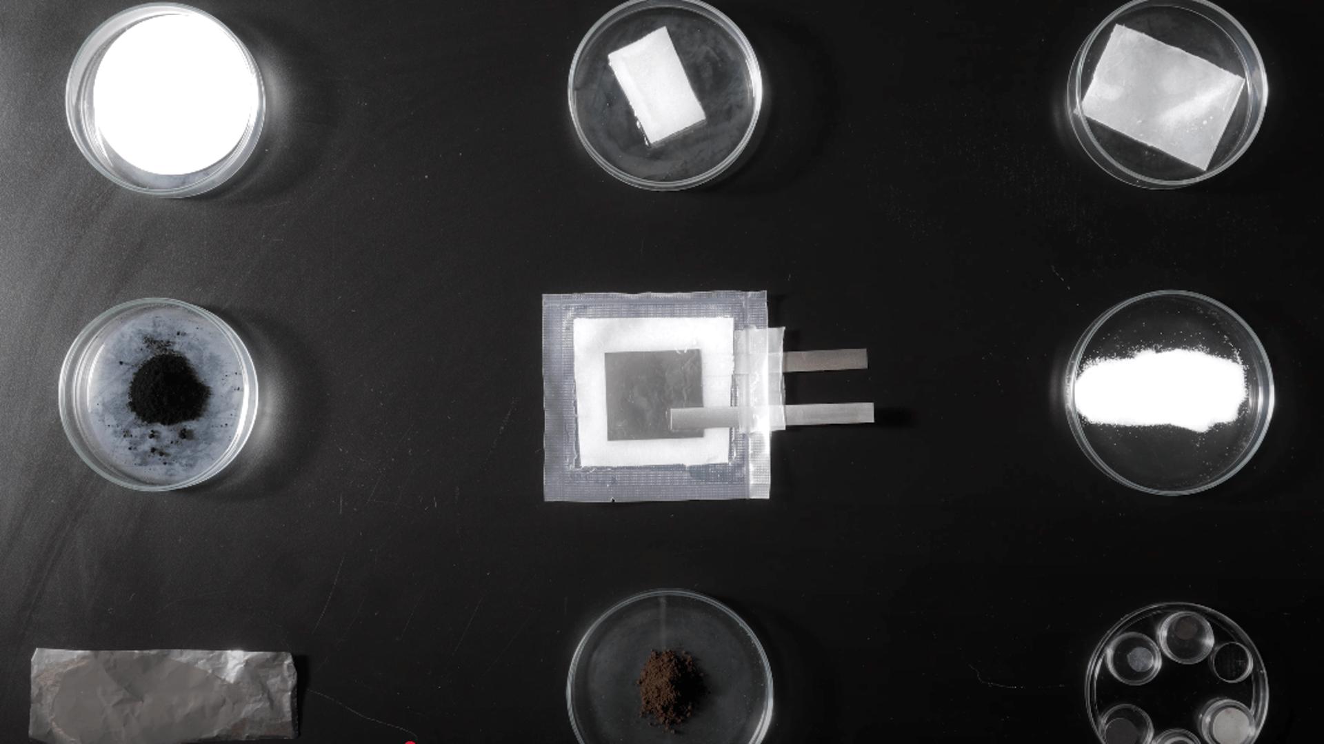 Flint utilise des matériaux plus écologiques pour concevoir la « batterie la plus durable du monde », entièrement recyclable et compostable en fin de vie.