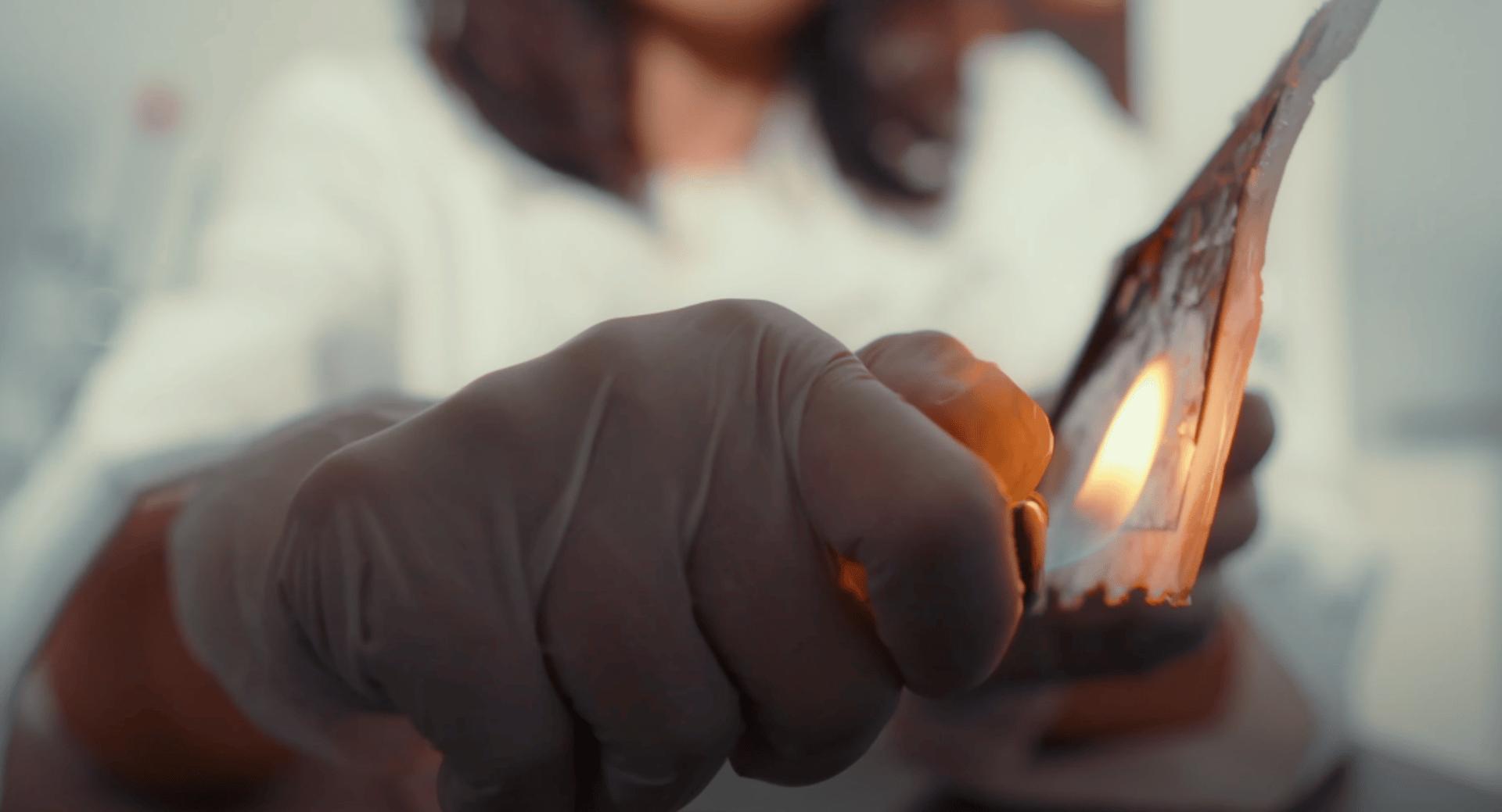 Flint affirme que sa batterie à base de cellulose fonctionnera encore un peu si elle est exposée à une flamme, puis se dégradera naturellement sans provoquer d'incendie ou d'explosion.
