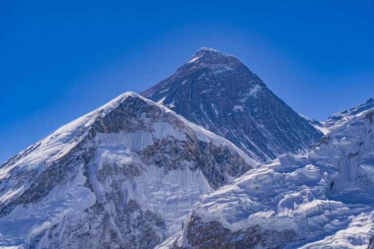 « Gravir l’Everest coûte une fortune » : découvrez le prix ahurissant à débourser pour atteindre le sommet mythique de l&rsquo;Himalaya et défier les limites humaines
